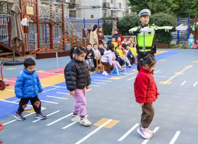 要抓紧孩子的手腕或许让孩子一直处在自